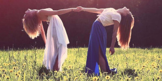 ragazze in un campo al sole